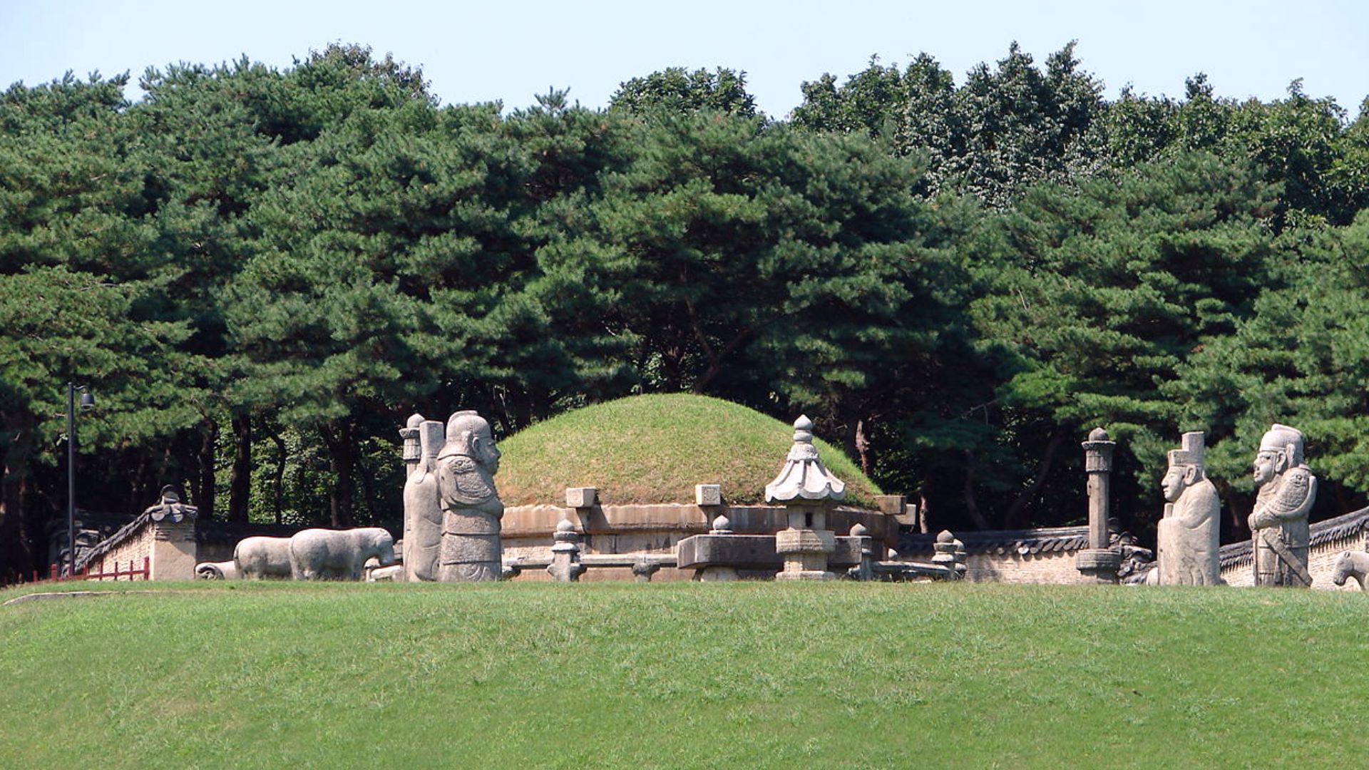 Seonjeongneung and Jeongneung is the burial grounds of two Joseon Dynasty kings and one Joseon queen.

Jeongneung - Burial ground of King Jungjong, the 11th king of Joseon, second son of King Seongjong and first son of Queen Jeonghyeon.