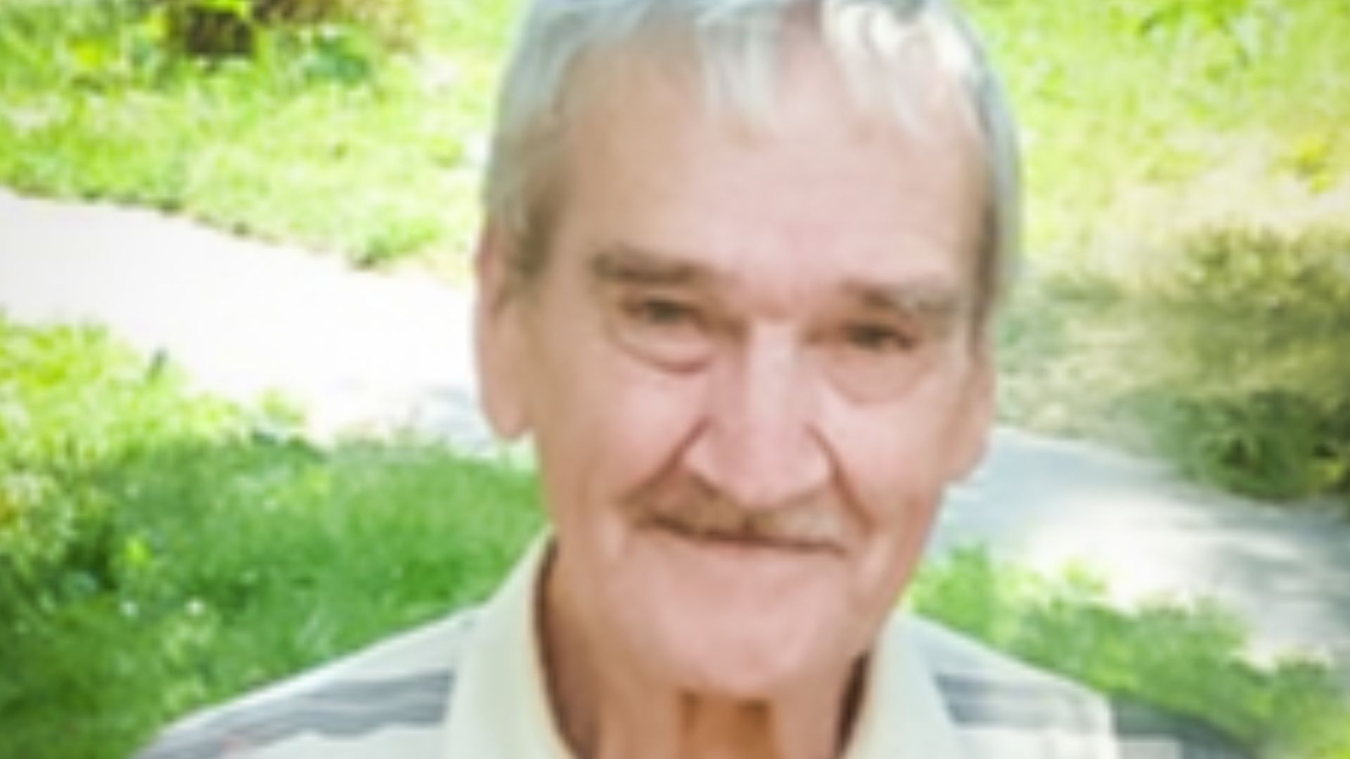 Stanislaw Petrow vor dem Haus, in dem sich seine Wohnung befindet, in Frjasino bei Moskau, 03.07.2016