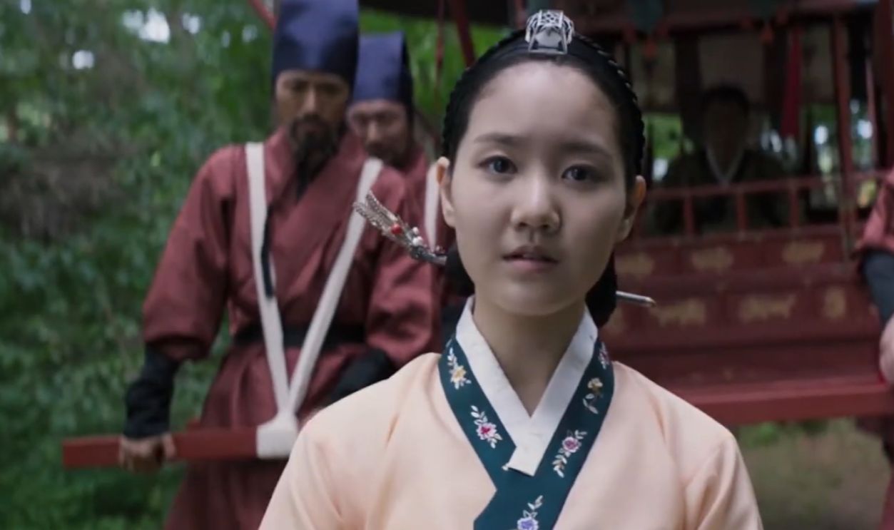 Screenshot from The Throne (2015) 