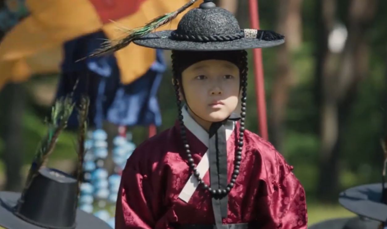 Screenshot from The Throne (2015) 