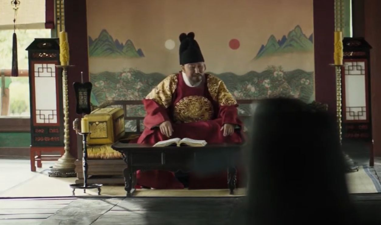 Screenshot from The Throne (2015) 