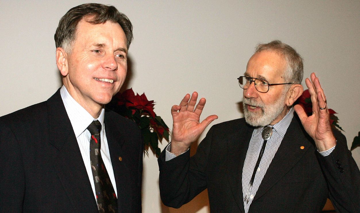 Getty Images - 56357930 - Barry J. Marshall (L) and fellow Australian Robin Warren (R), are seen during a press conference in Stockholm, 07 December 2005. Both will be 10 December, awarded The Nobel Prize in Medicine 2005 in memory of Alfred Nobel 2005, for pioneering research into stomach ulcers, proving they are caused by bacteria and therefore treatable with antibiotics.