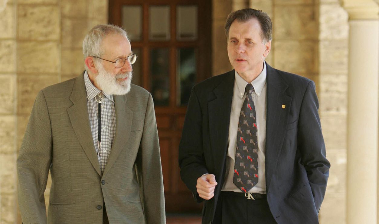 Getty Images - 55848424 - Nobel laureates Pathologist Dr Robin Warren (L) and Professor Barry Marshall walk to a press conference at the University of Western Australia as they have just been awarded the Nobel Prize in Medicine, in Perth 04 October, 2005. The two men gained their award for their revolutionary research into ulcer bacteria called Helicobacter pylori.