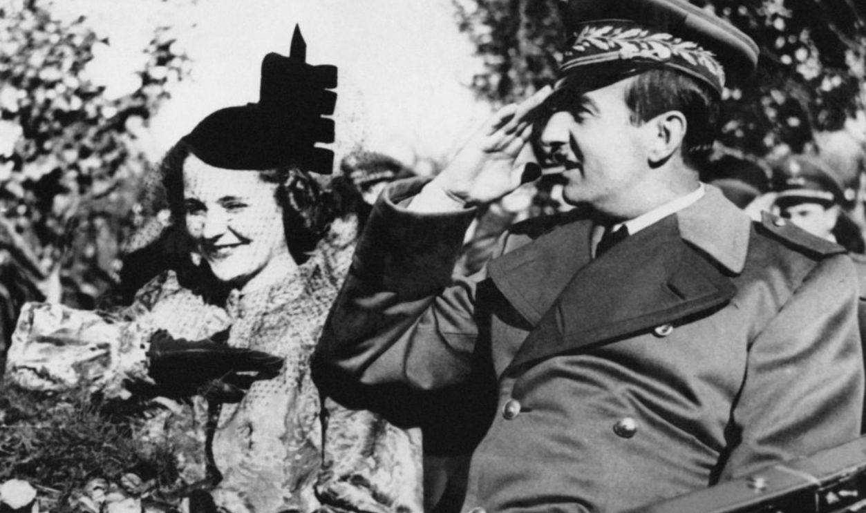Le roi Zog Ier d'Albanie et sa femme la reine Géraldine Apponyi d'Albanie à l'inauguration de la station de radio de Tirana lors du 26ème anniversaire de l'indépendance albanaise à Tirana, Albanie, en 1938.