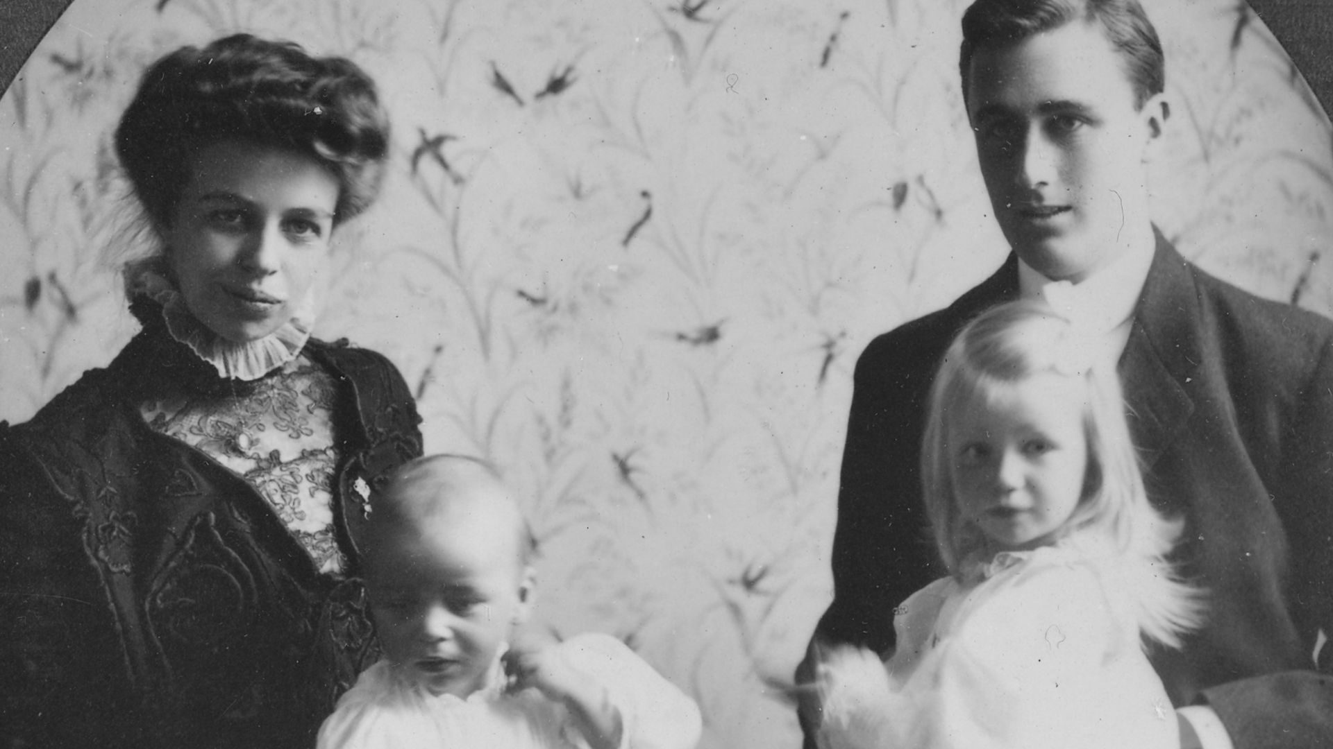 Franklin D. Roosevelt and Eleanor Roosevelt with Anna and baby James, formal portrait in Hyde Park, New York