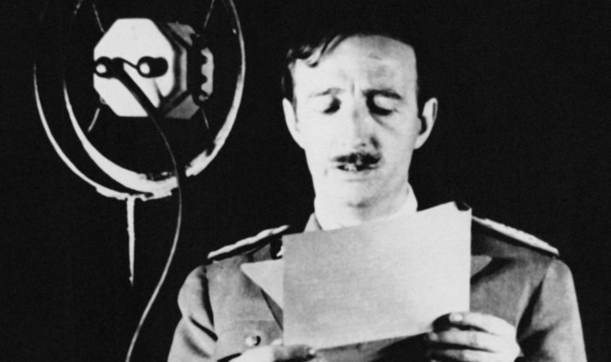 Le roi Zog Ier d'Albanie lisant une allocution radiodiffusée en Albanie en 1938.