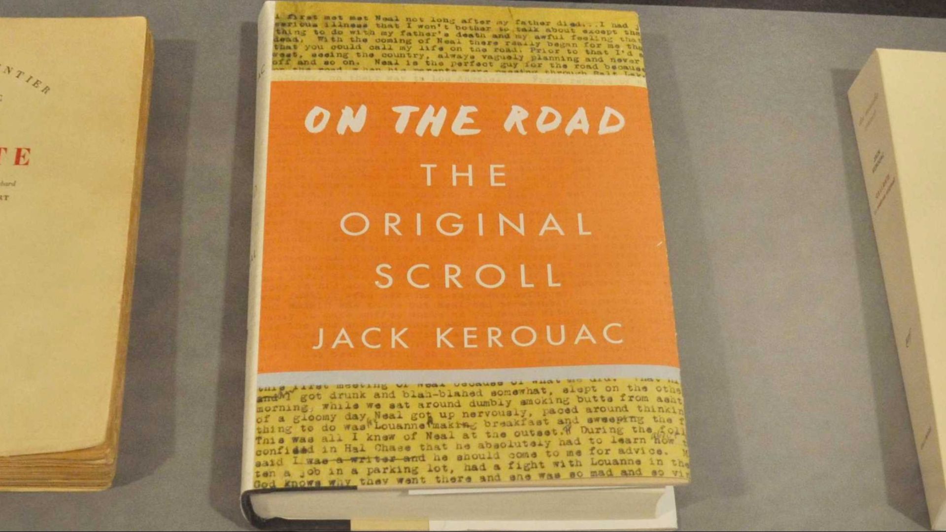 Trois éditions de Sur la route de Jack Kerouac : édition originale par Gallimard de 1968 (à gauche), édition américaine Original Scroll (manuscrit original, non édulcoré) par Viking Press, 2007 (au milieu) et réédition du manuscrit original par Gallimard