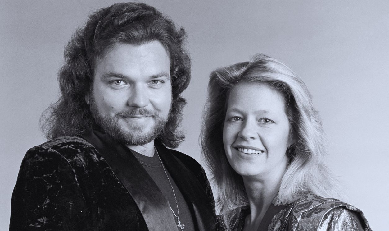 Gettyimages - 117267070, Rossington Band Portrait Session, Atlanta (L-R) Former Lynyrd Skynyrd guitarist Gary Rossington and his wife, singer Dale Krantz-Rossington (formerly known as Dale Krantz) are photographed at a photo studio on September 24, 1986 in Atlanta, Georgia, United States.