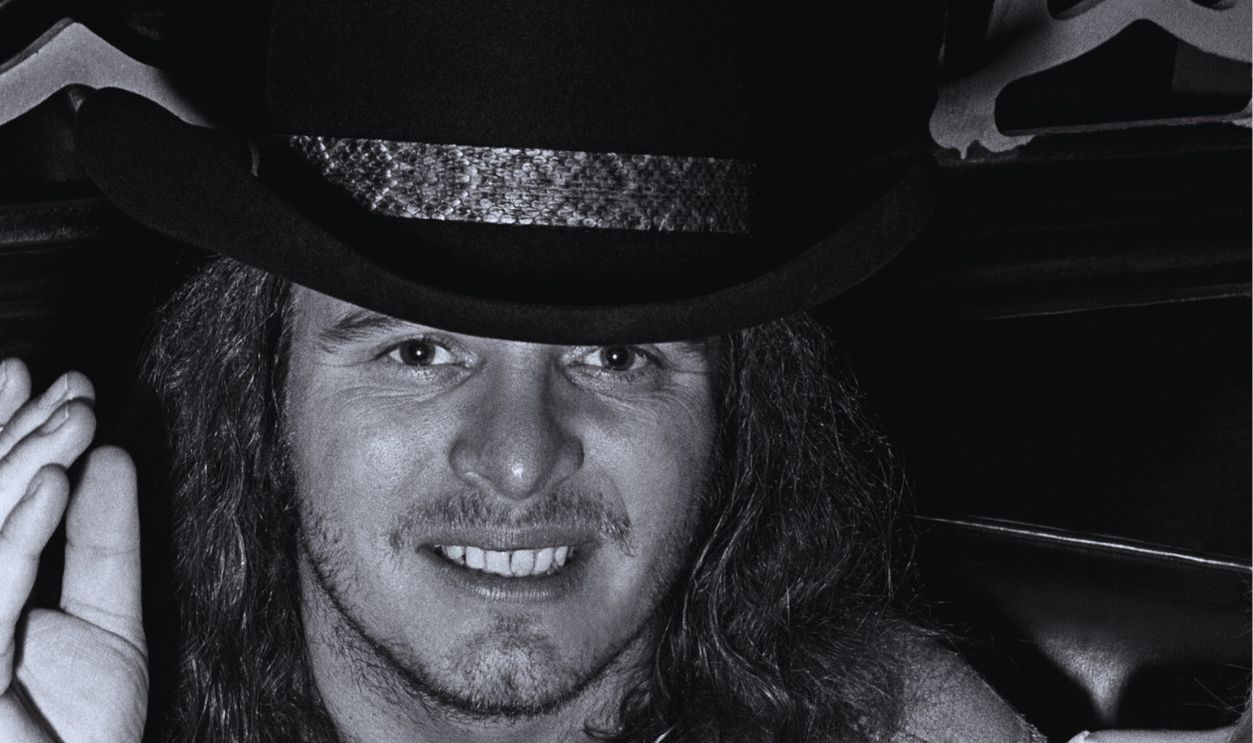 Gettyimages - 84788072, Brad Elterman Archive (EXCLUSIVE, Premium Rates Apply) LOS ANGELES - JANUARY 01, 1977: Ronnie Van Zant singer for Lynyrd Skynyrd at a post concert party at the Greyhound bus station circa 1977 in Los Angeles, California.**EXCLUSIVE**