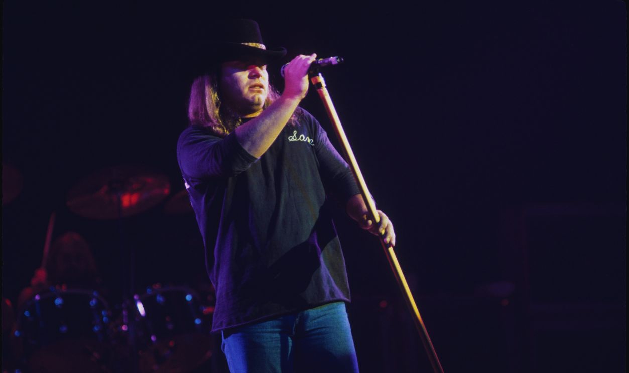 Gettyimages - 97577657, Lynyrd Skynyrd Perform Live In New York NEW YORK - OCTOBER: Ronnie Van Zant from Lynyrd Skynyrd performs live on stage in New York in October 1976  https://www.gettyimages.in/detail/news-photo/ronnie-van-zant-from-lynyrd-skynyrd-performs-live-on-stage-news-photo/97577657?adppopup=true 