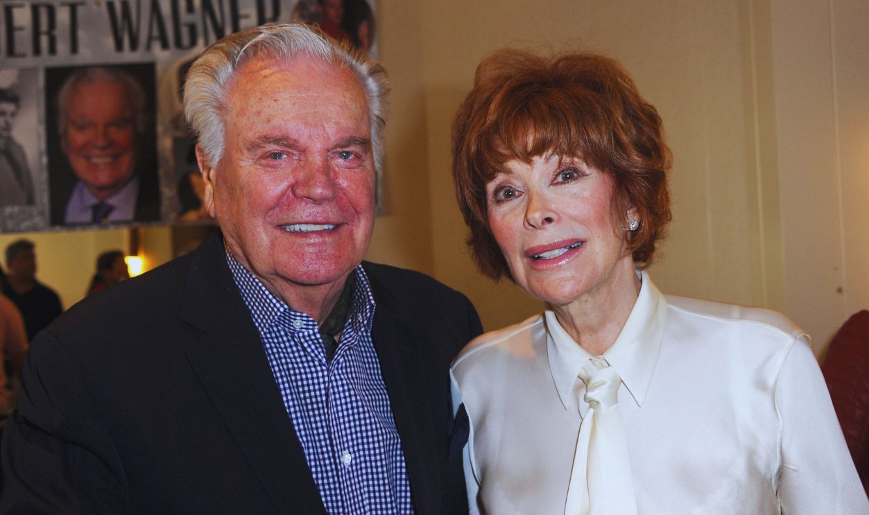 Gettyimages - 1006998082, The Hollywood Show LOS ANGELES, CA - JULY 28: Actor Robert Wagner and actress Jill St. John attend The Hollywood Show held at The Westin Hotel LAX on July 28, 2018 in Los Angeles, California. 