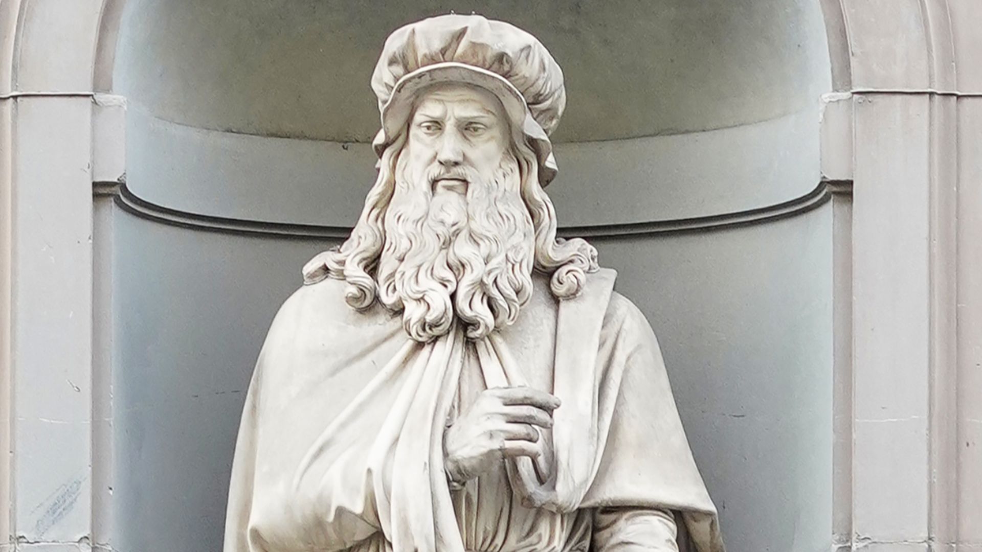 Statue of Leonardo da Vinci, outside the Uffizi Gallery in Florence, Italy