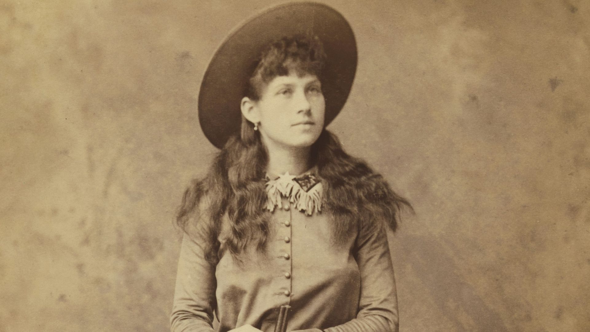 Annie oakley with rifle in frontier attire