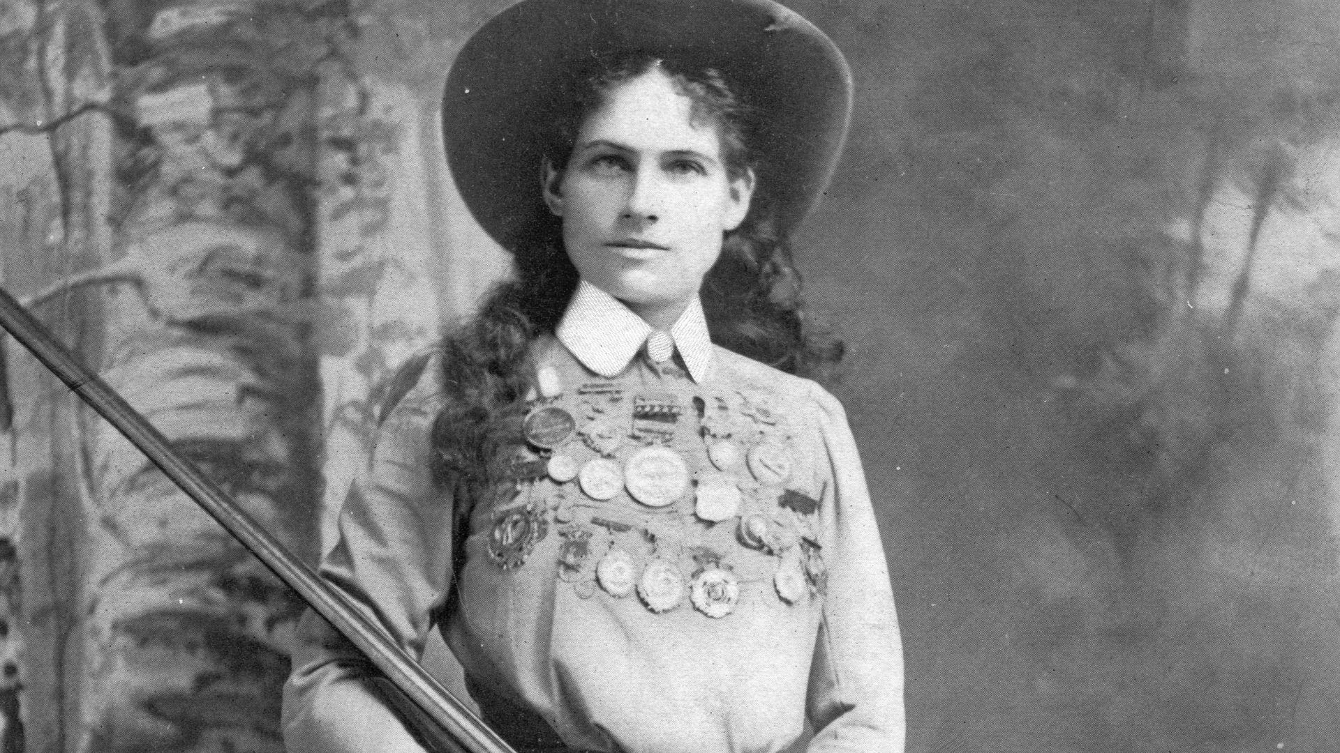 Portrait von Annie Oakley (Kongressbibliothek)
Gefunden auf der Seite https://www.loc.gov/rr/print/list/235_poo.html
Weitere Informationen:
OAKLEY, ANNIE. Reproduction of photograph. Copyright by Richard K. Fox. Copyrighted 1899.
Location: Biographical Fi
