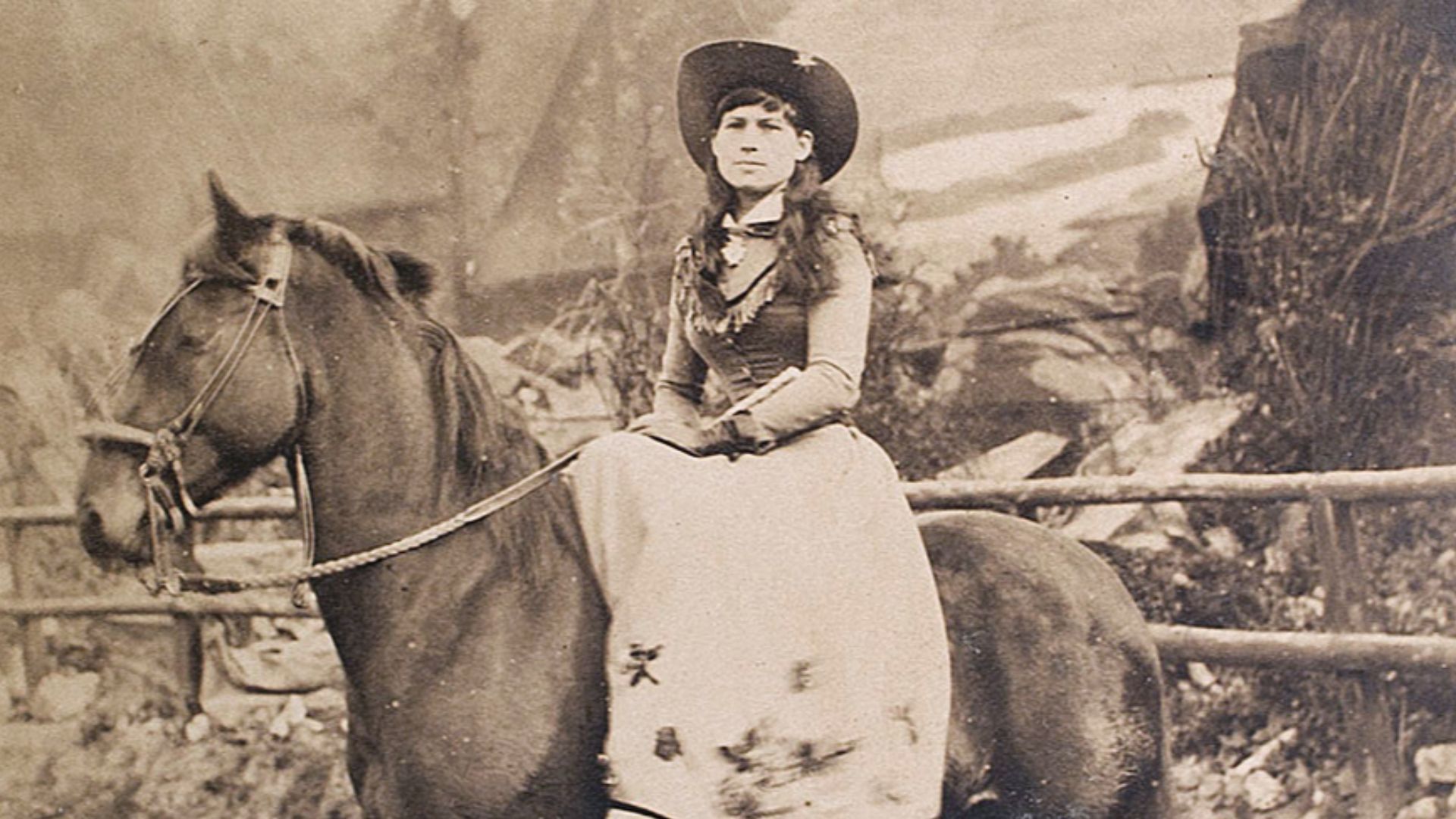 Depicted person:  Annie Oakley – American exhibition sharpshooter (1860–1926)