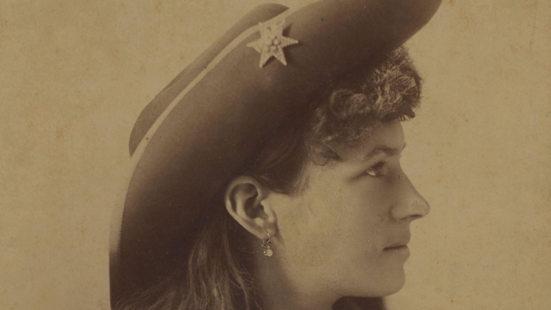 Gelatin silver print bust portrait of Annie Oakley facing right