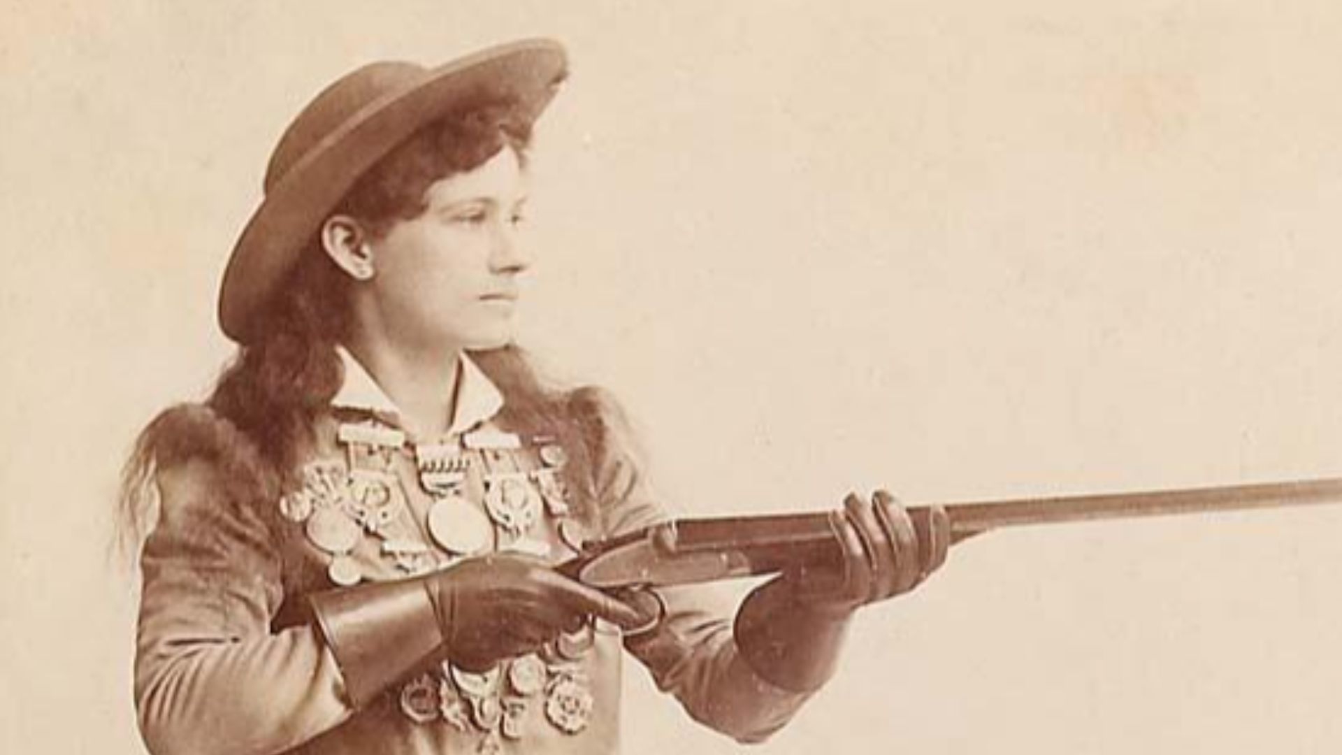 Brisbois cabinet card of Annie Oakley with lithographed signature. 4 1/4” x 6 1/2” overall.