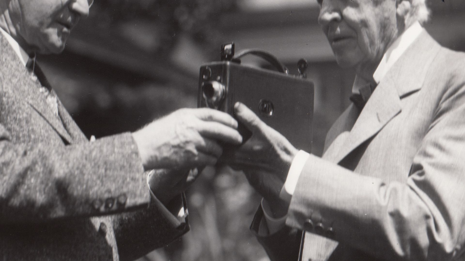 George Eastman showing Thomas Edison a hand-held motion picture camera during the introduction of Kodacolor film at Eastman's home.
Keywords: thomas edison; george eastman; motion pictures; Edison; Thomas A.; (EDIS Historical Photo Series Name)