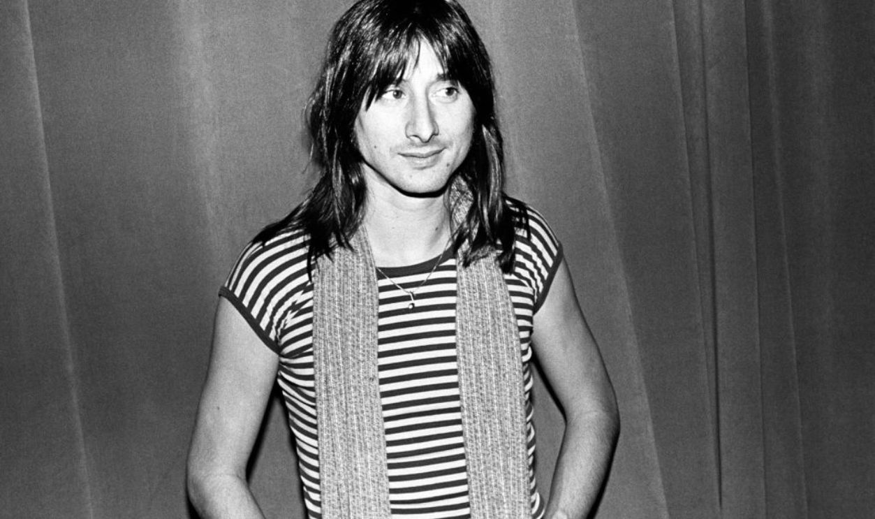 (MANDATORY CREDIT Ebet Roberts/Getty Images) NEW YORK - JANUARY 31: Steve Perry of Journey poses while appearing on Robert Klein's radio show at DIR on January 31,1981 in New York.