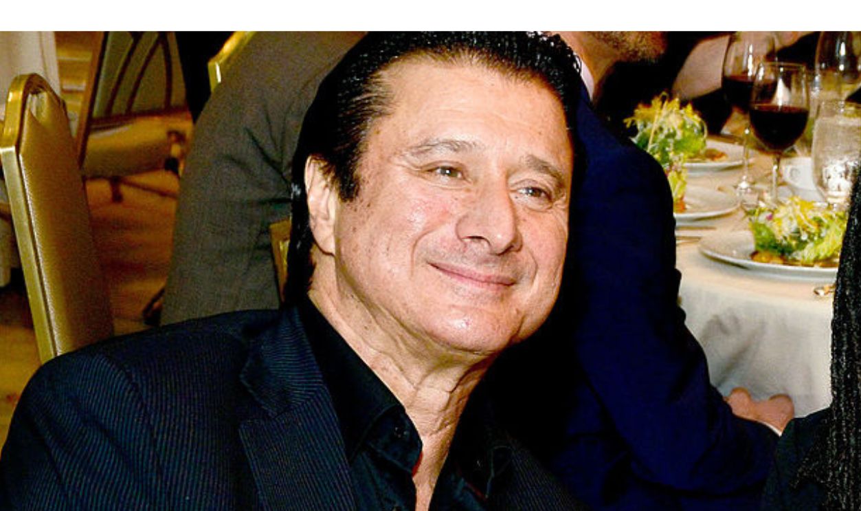 BEVERLY HILLS, CA - APRIL 16: Steve Perry and Tracy Chapman attend the Beverly Hills Bar Association's Entertainment Lawyer of the Year Dinner at Beverly Hills Hotel on April 16, 2014 in Beverly Hills, California.