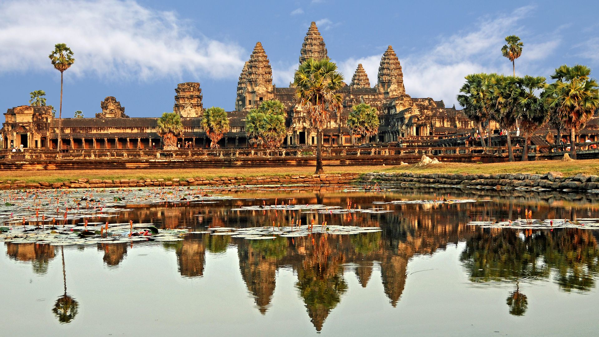 Angkor Wat, forms a rectangle of about 1,500 by 1,300 meters, covers an area of nearly 200 hectares. The external enclosure wall defines an expanse of 1,025 meters by 800, or 82 hectares.
Angkor Wat, built during the early years of the 12th century by Sur