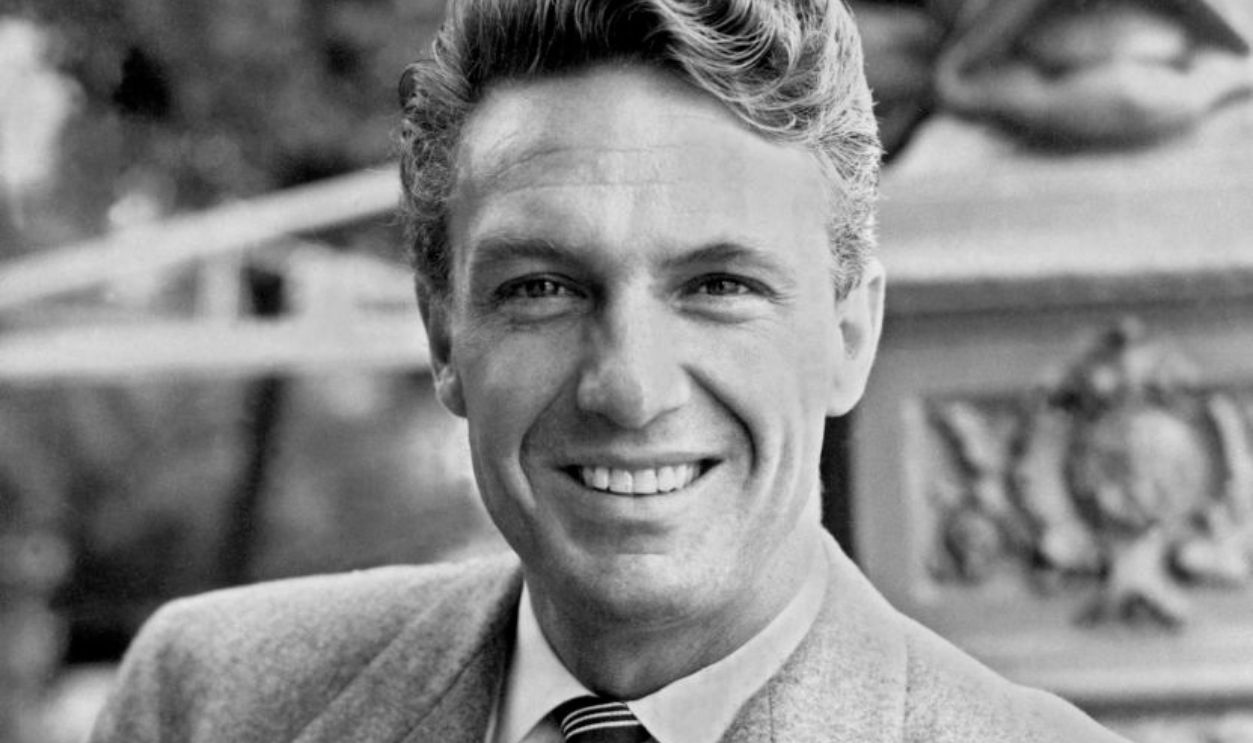 TOPSHOT - US actor Robert Stack smiles 07 August 1951 in London upon his arrival from Hollywood. Robert Stack, famous for his role as the leader of 