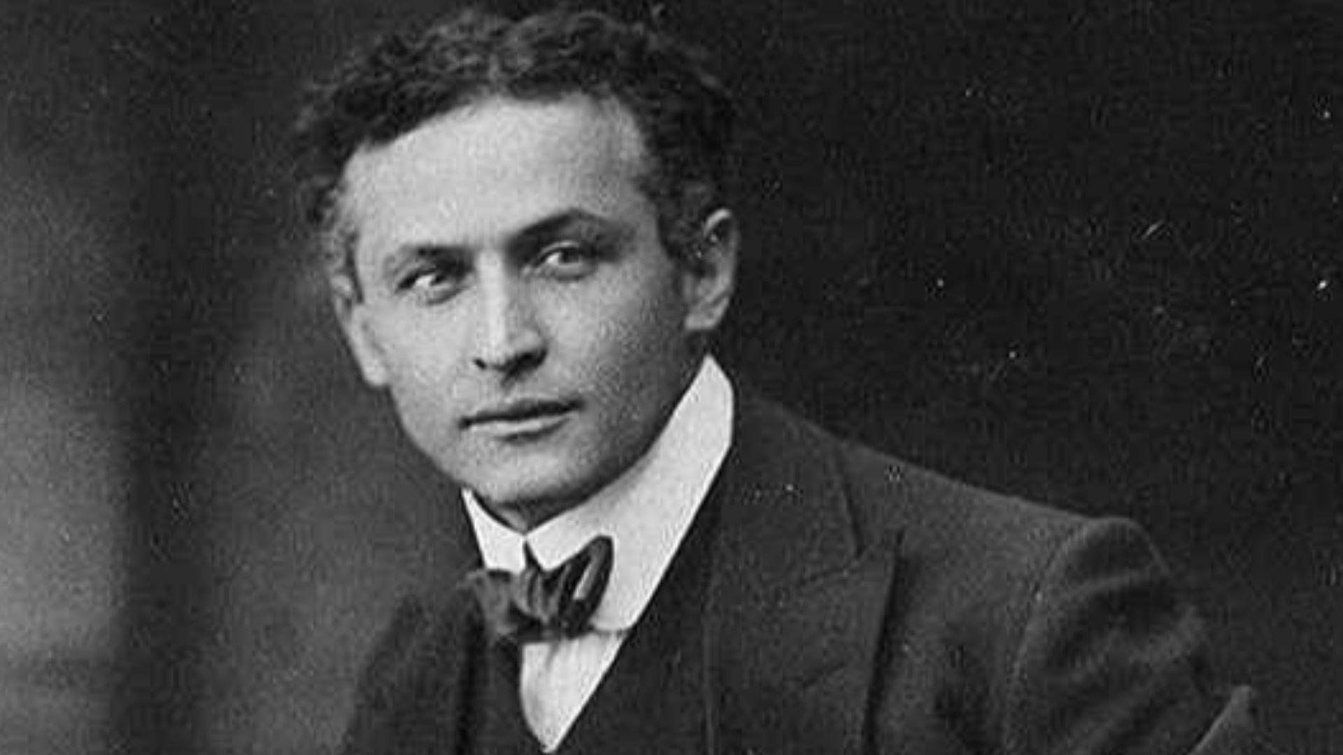 Harry Houdini (született Weisz Erik (Budapest, 1874. március 24. – Detroit, 1926. október 31.) magyar származású amerikai illuzionista és bűvész. Minden idők legnagyobb szabaduló és a modern kor egyik legnagyobb előadóművésze. George Bernard Shaw szerint 