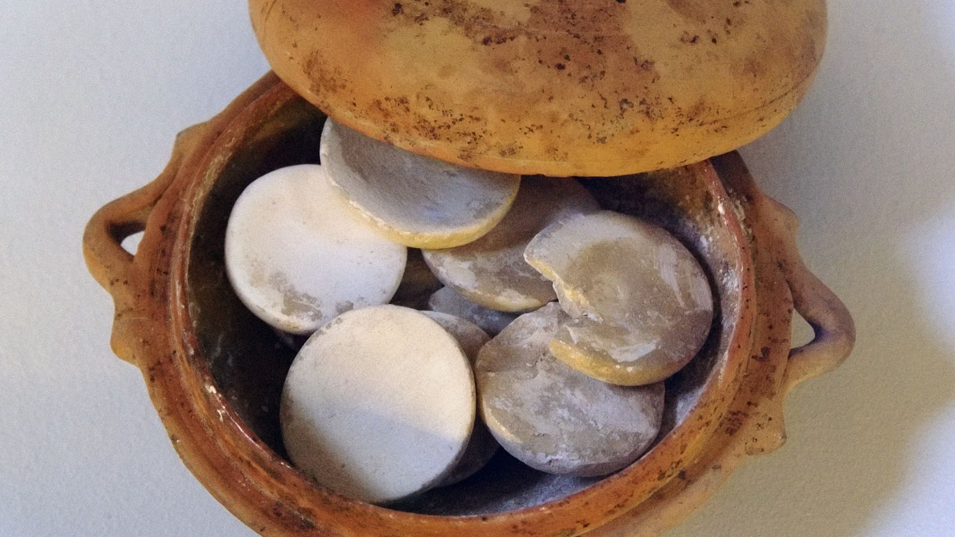 Make-up pot with molded tablets of white lead, all having the same diameter and weight (2.75 cm and 5.5 g). Found in a tomb from the 5th c. BC.