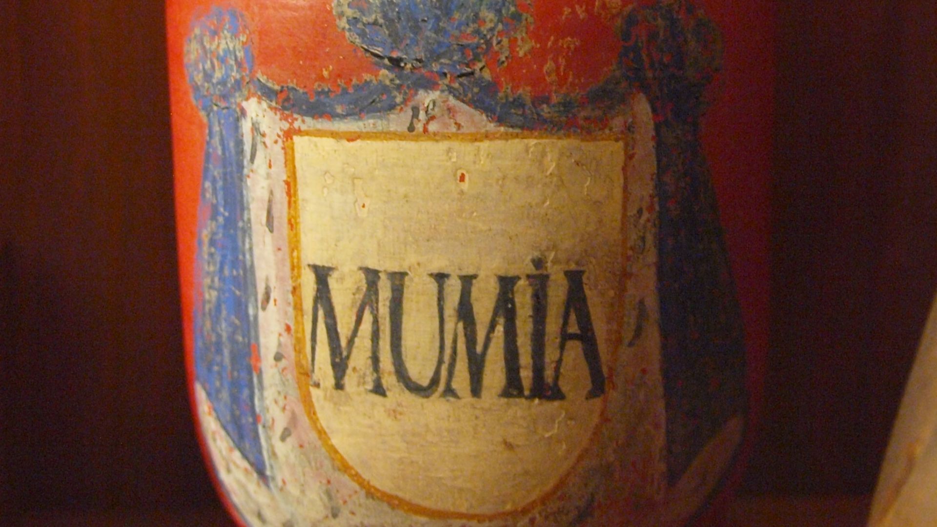 Apothecary vessel (albarello) with inscription (MUMIA) dating to 18th century at Deutsches Apothekenmuseum Heidelberg, Germany.