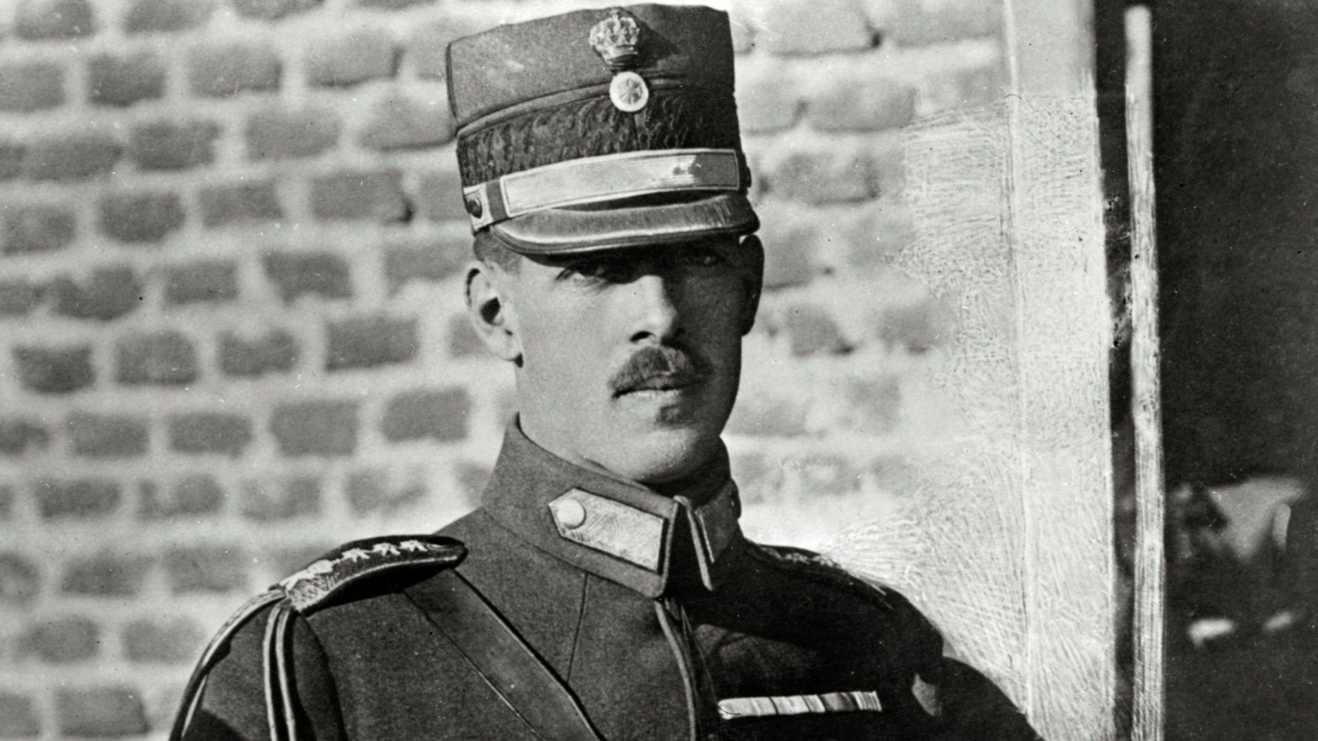 Omschrijving: Koning Alexander I van Griekenland tijdens de Eerste Wereldoorlog. Plaats niet vermeld, 1917-1918.