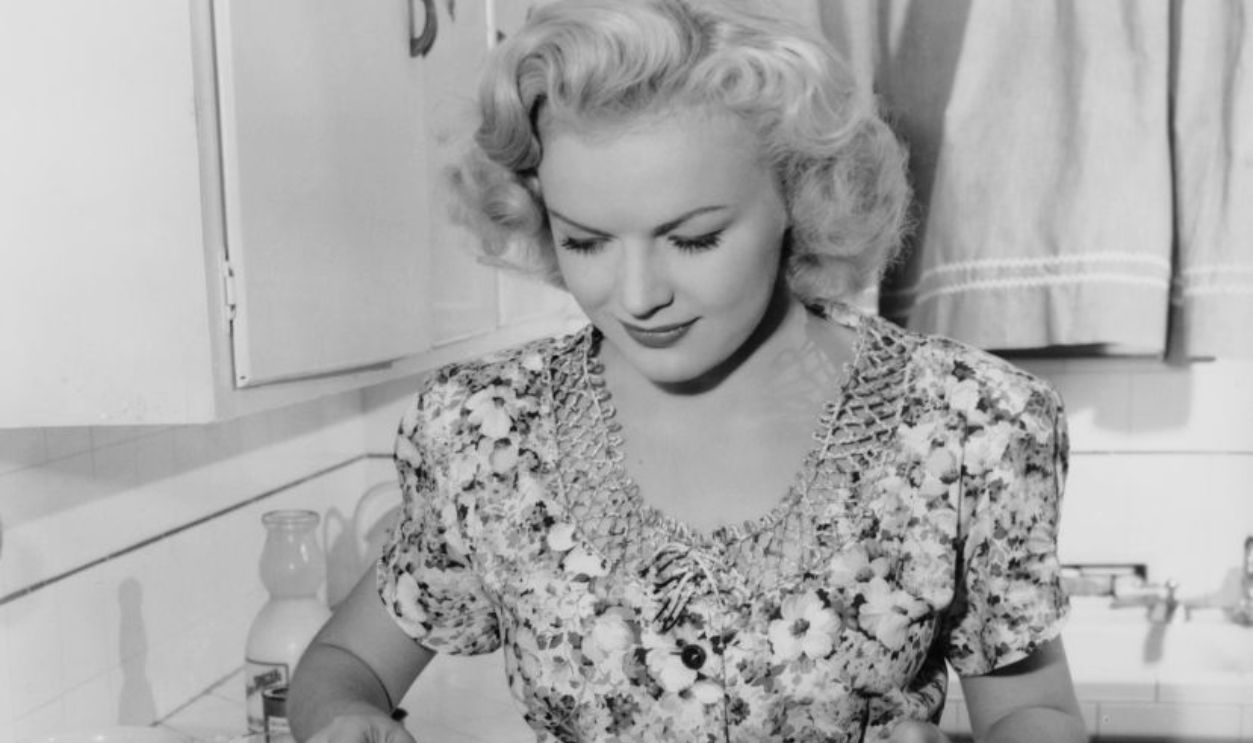American actress June Haver (1926 - 2005) cooking pancakes, circa 1950. 