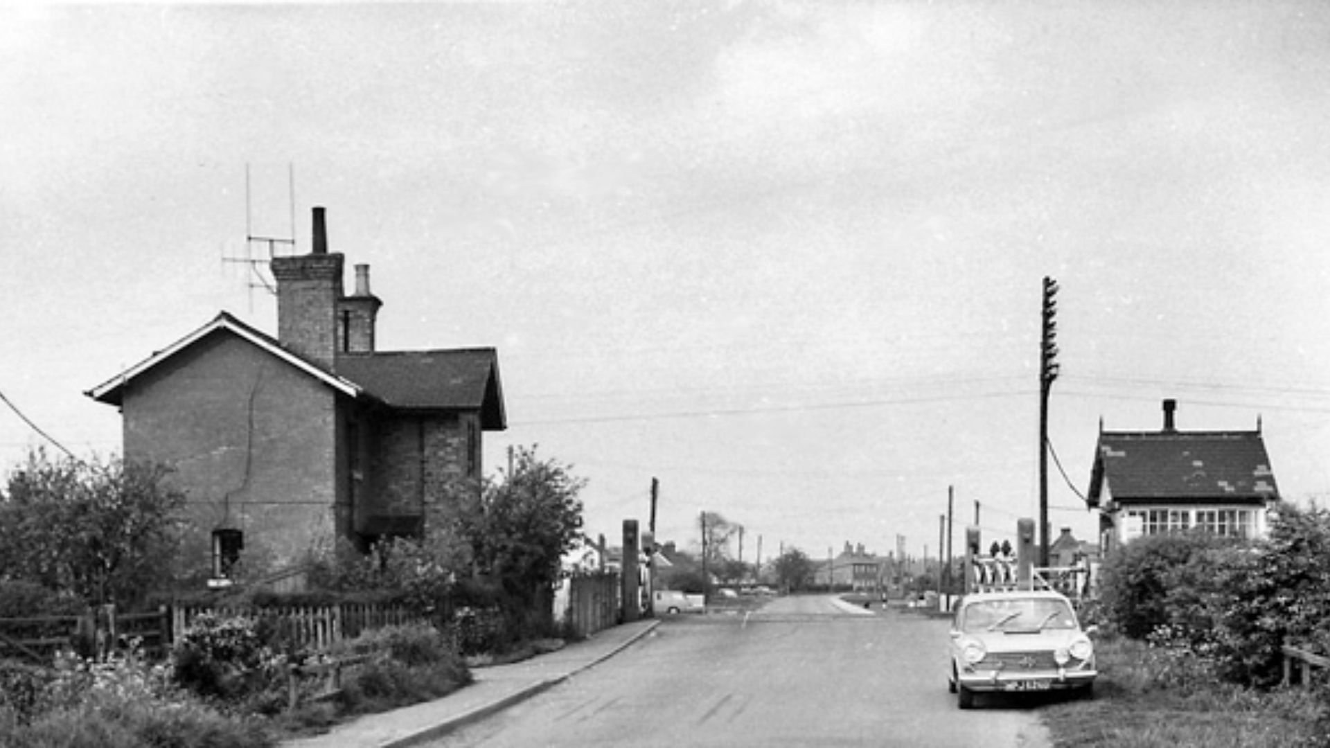 Site of Barnby Moor & Sutton Station.
This wayside station, a mile or two north of Retford on the busy East Coast Main Line (London - Edinburgh), was closed as early 7/11/49; it was on the left of this surviving level-crossing with its signalbox. My Morri