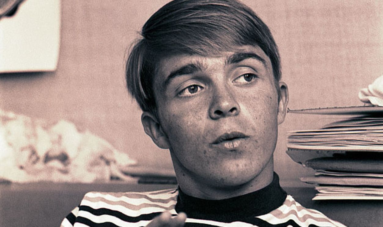 EUGENE, OREGON - JUNE 1970: University of Oregon distance runner Steve Prefontaine talks with supporters in a bedroom in Eugene, Oregon in June of 1970. Prefontaine later set the American record for the 5,000 meters at the 1972 Olympic Trials and competed in the 1972 Olympic Games in Munich, Germany. He died in a tragic single-car auto accident in 1975.
