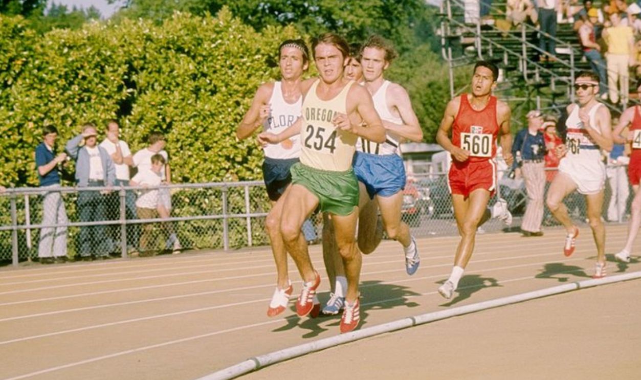 1971: Steve Prefontaine leads during the AAU Meet in Eugene, Oregon. Mandatory Credit: Tony Duffy /Allsport