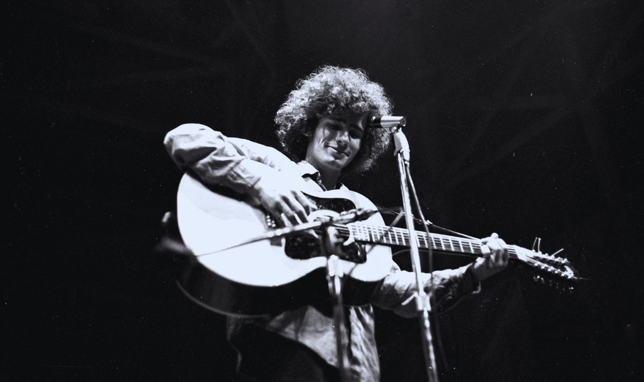 Gettyimages - 73989833, Performing At The Bitter End NEW YORK - NOVEMBER 14: Singer/songwriter Tim Buckley performs onstage at the Bitter End night club in Greenwich Village in New York City, New York on November 14, 1967. 