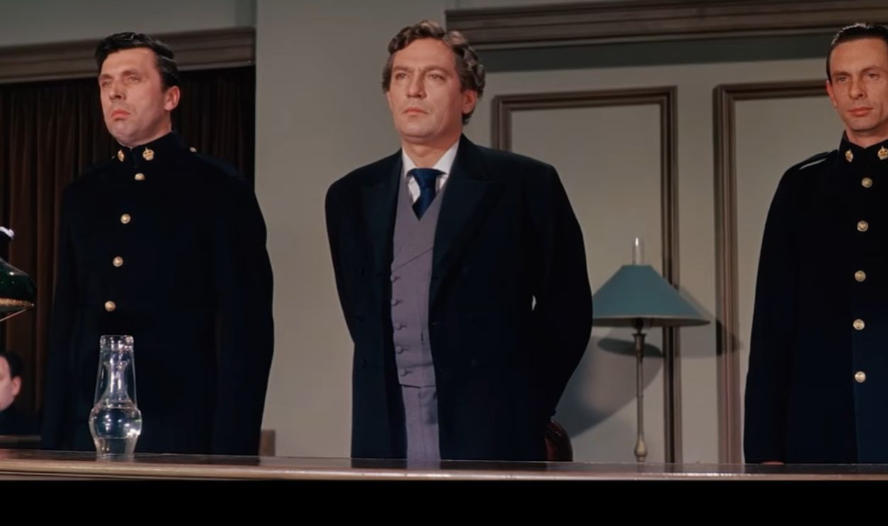 Screenshot from The Trials of Oscar Wilde (1960) 