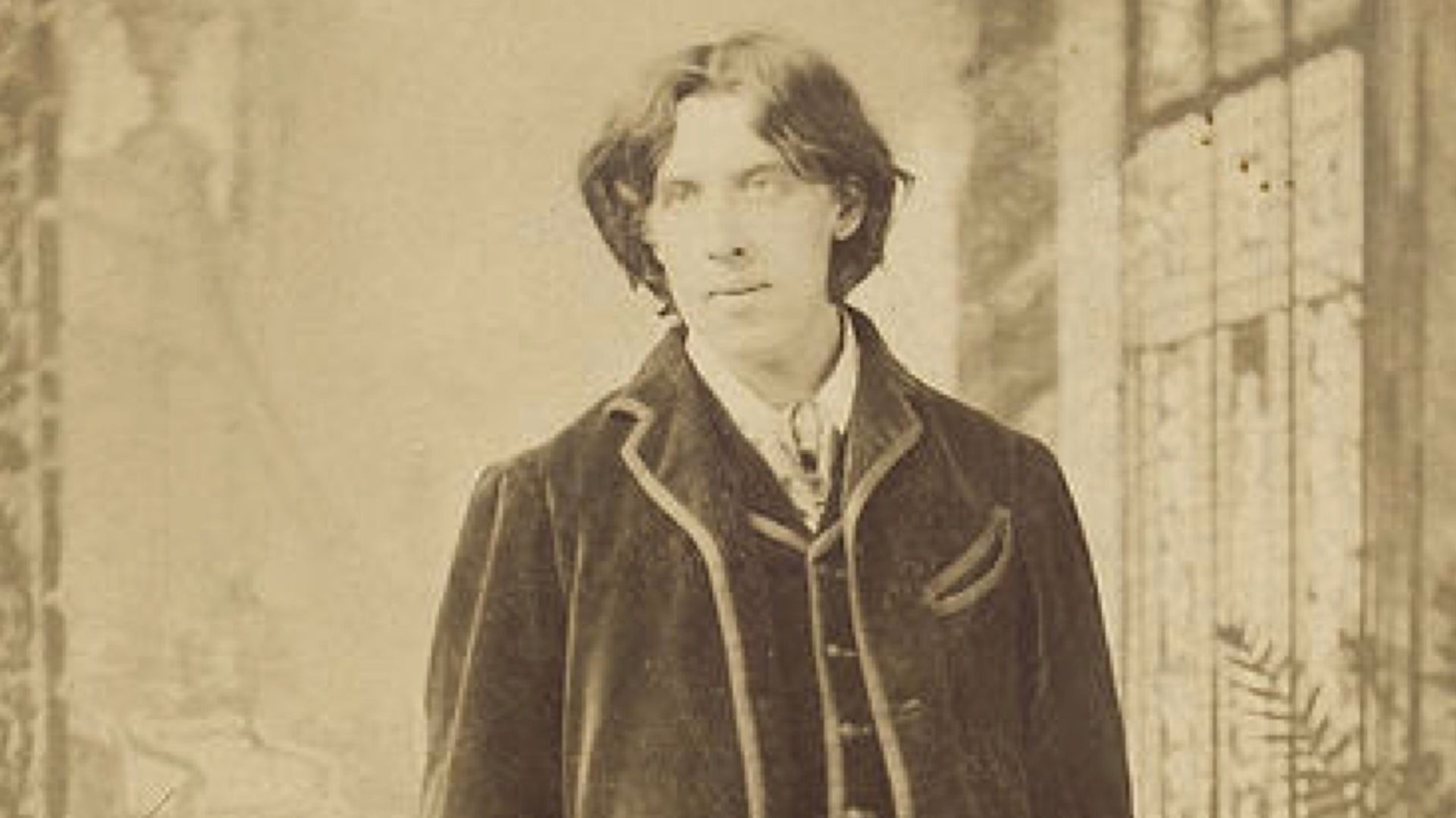 Picture of Oscar Wilde taken at the Studio of Napoleon Sarony in New York City.