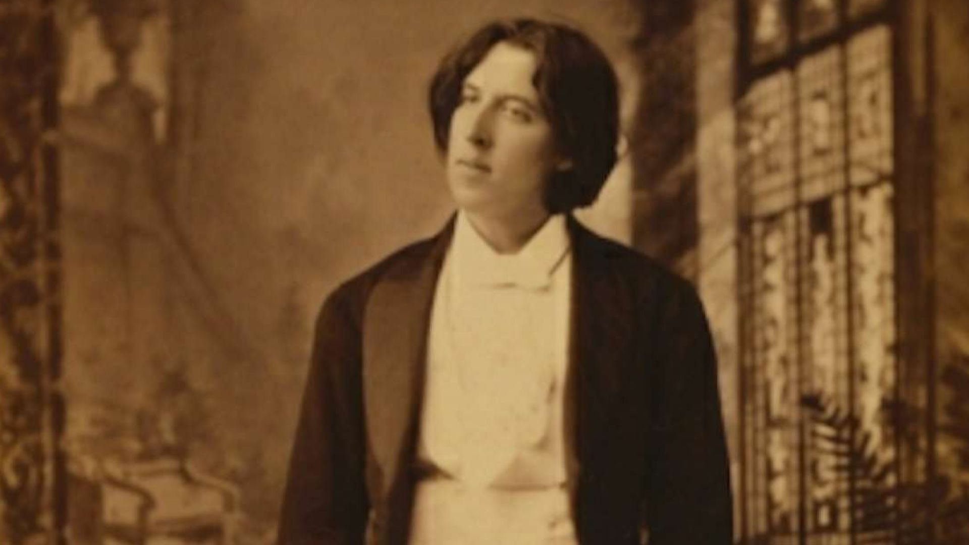 Picture of Oscar Wilde taken at the Studio of Napoleon Sarony in New York City.