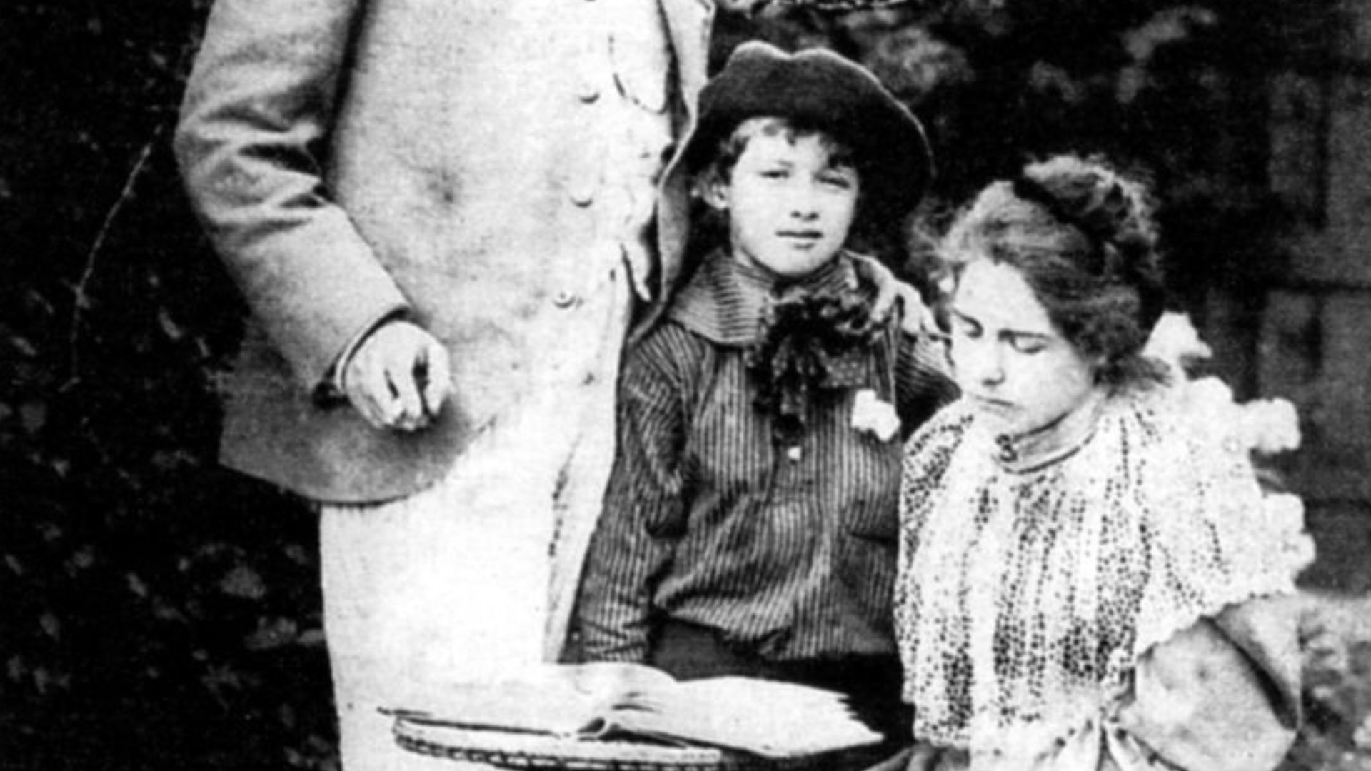 Photograph of Oscar, Constance and Cyril taken at the end of their holiday in Felbrigg, near Cromer, summer 1892.