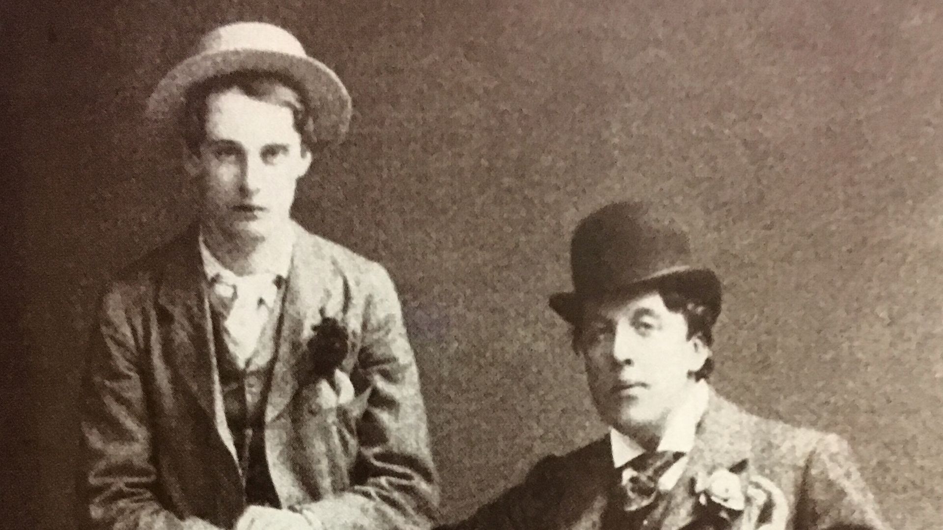 Oscar Wilde et lord Alfred Douglas dit «Bosie», vers 1894.