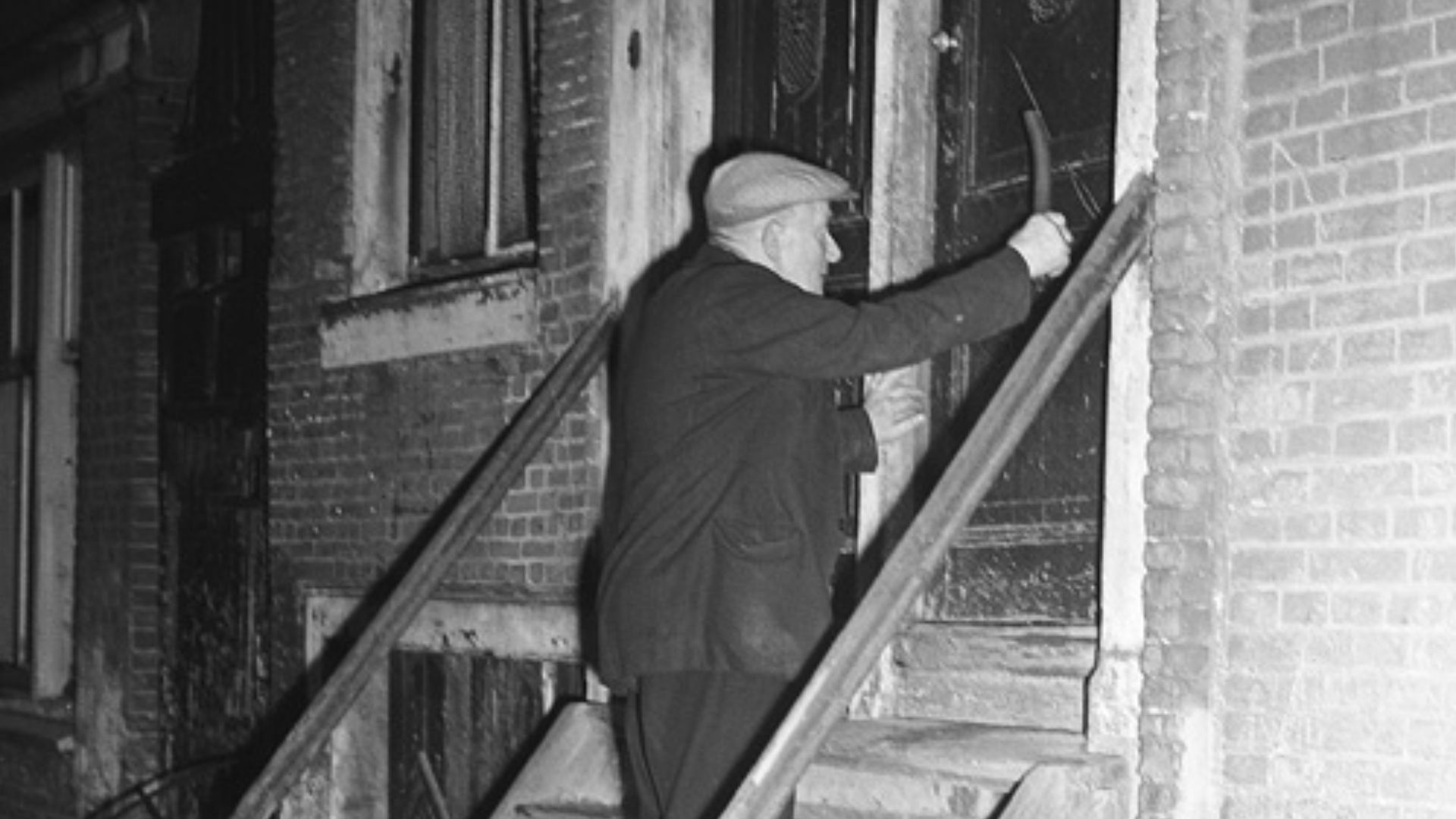 Porder Ome Jan (J.H. Waart) uit de Palmstraat heeft nog maar een paar klanten die vroeg gewekt moeten worden en verdient daar een kwartje (25 cent) tot 6 stuivers (30 cent) per week mee, Palmstraat 72, Amsterdam, 15 november 1947
Foto Ben van Meerendonk /