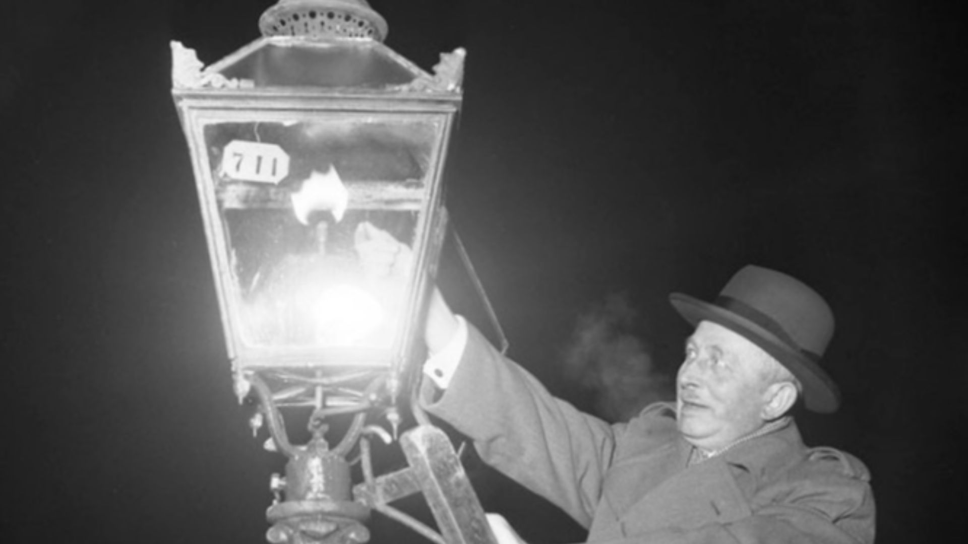 Gustav Adolf Hallqvist som tände sin sista lykta på Norrbro den 18 december 1953.