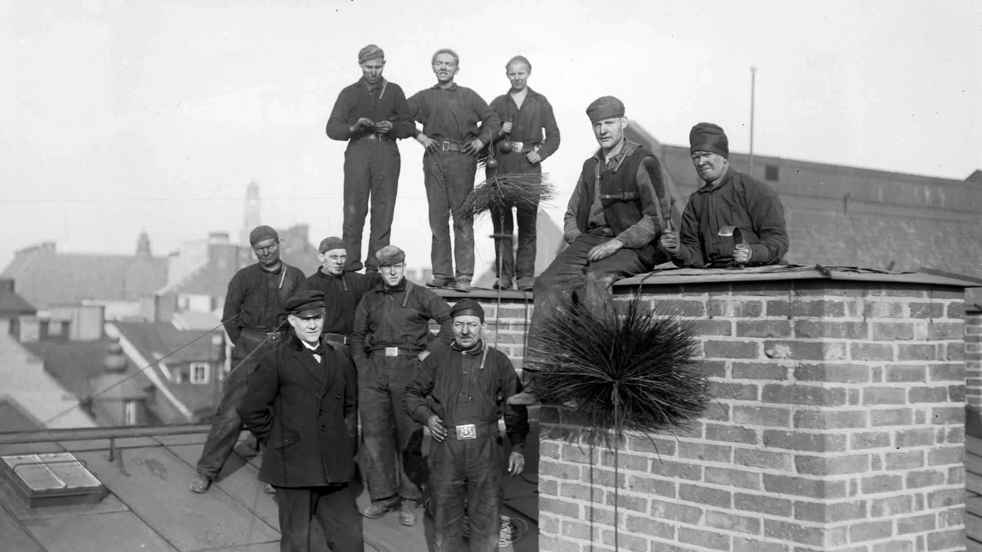FOTOGRAFISotare på tak.   1905-1920FOTOGRAF: Swinhufvud, Axel.BILDNUMMER: ASW 2241Stockholms stadsmuseum, Sweden