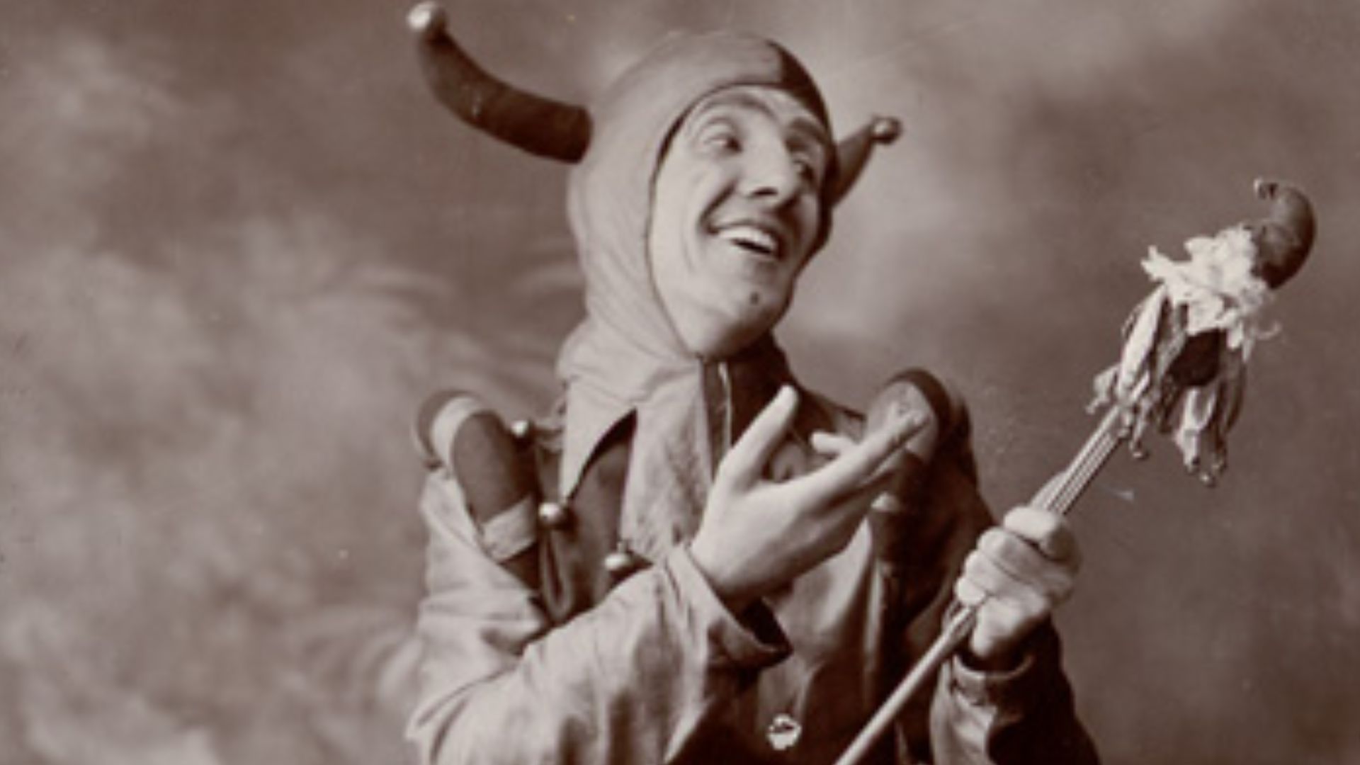 Ffotograffydd/Photographer: P. B. Abery (1877?-1948) & Wallace Jones
Dyddiad/Date: 11th August 1909
Nodyn/Note: Mr Arthur Pruce, who on the merits of his astonishing performance at Builth was selected as Jester for the 'Pageant of Empire'.
Cyfrwng/Medium: