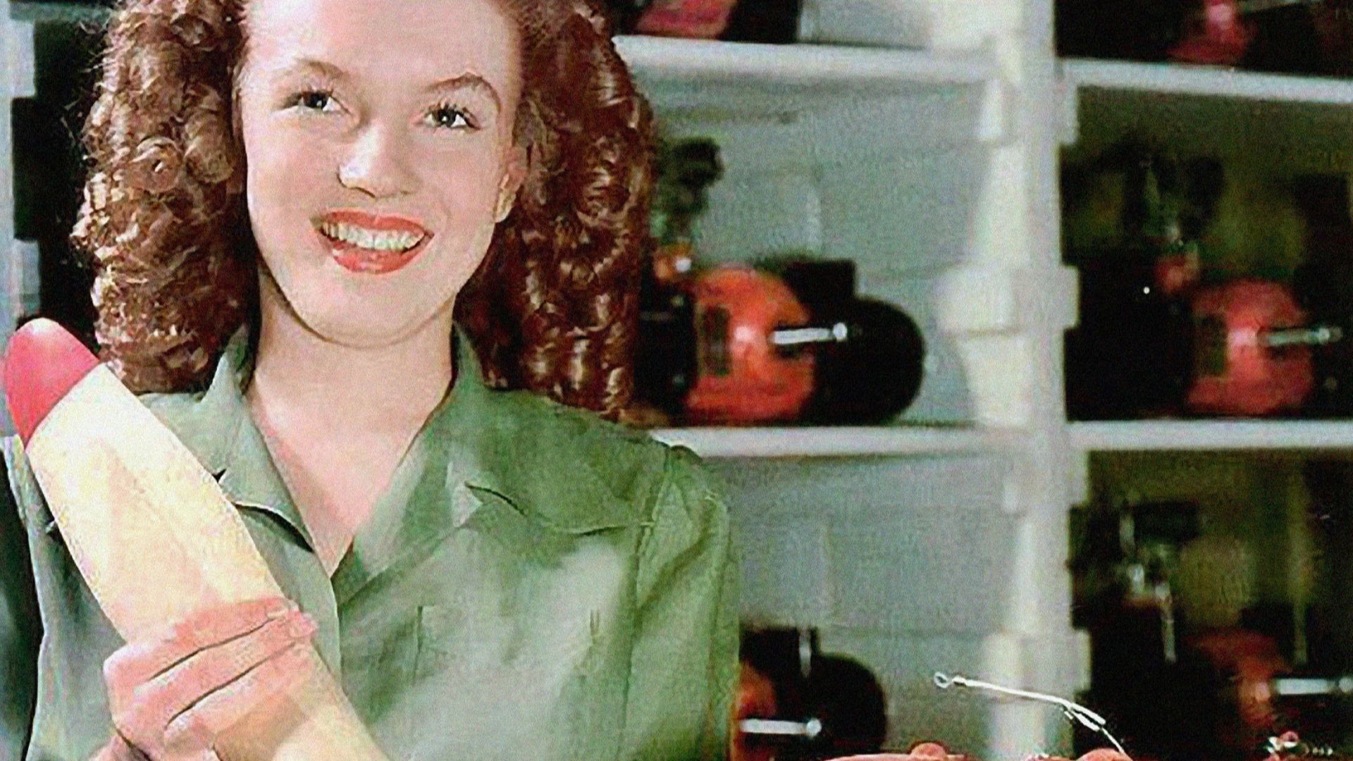 U.S. Army - June 26, 1945 Yank magazine photo (Kodachrome version) of Marilyn Monroe as Norma Jeane Dougherty

 
Probably the correct date of photo shooting is 1944.