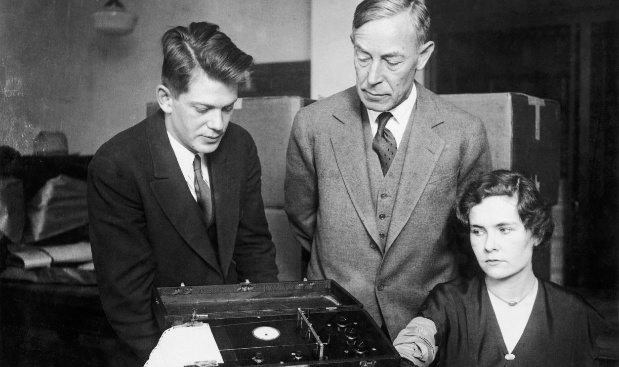 Leonard Keeler (Left), Who Developped The Lie Detector, Testing His Device On Marjorie Creighton In Presence Of Auguste Wollmer During A Trial Chicago In 1932.