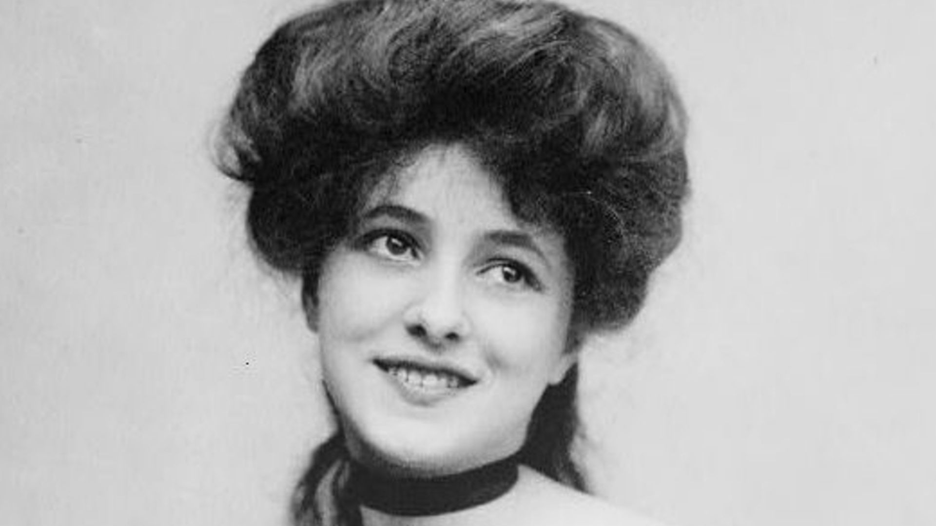 Evelyn Nesbit, half-length portrait, facing front, holding bouquet of roses.