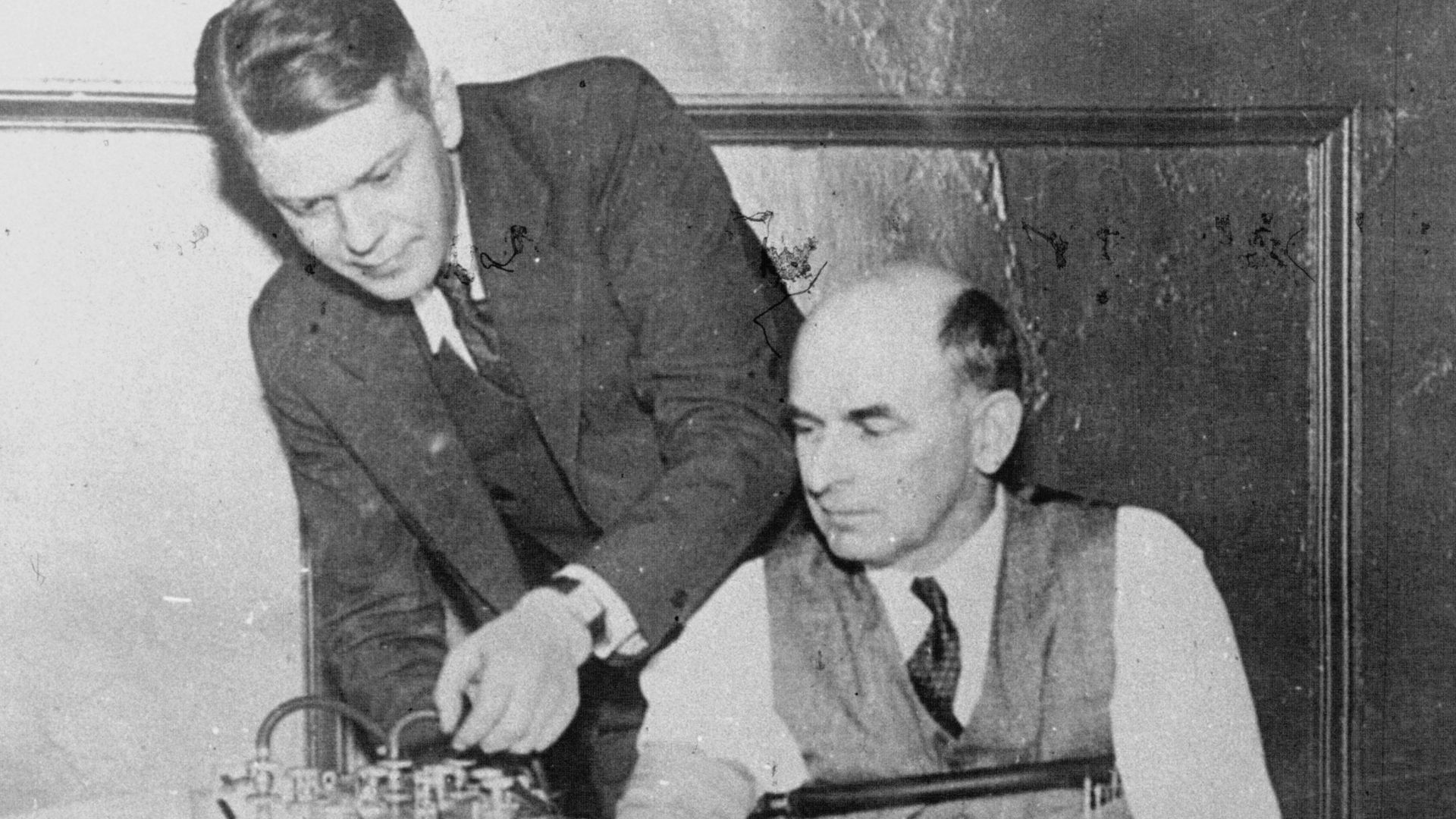 American inventor Leonarde Keeler (1903-1949) testing his lie-detector on Dr. Kohler, a former witness for the prosecution at the trial of Bruno Hauptmann.