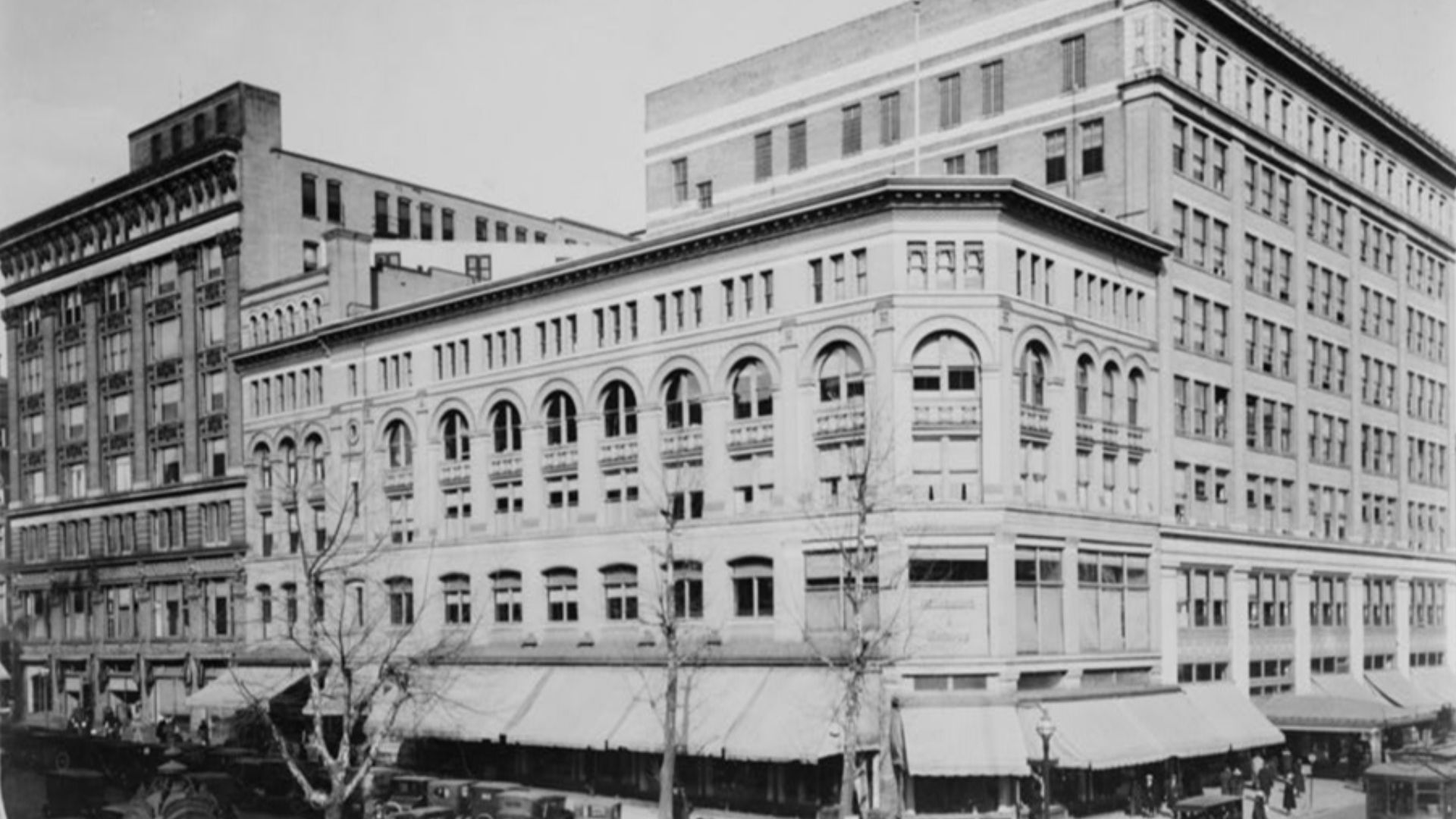 Title: Exterior of Woodward & Lothrop department store, Washington, D.C.
Abstract/medium: 1 photographic print.