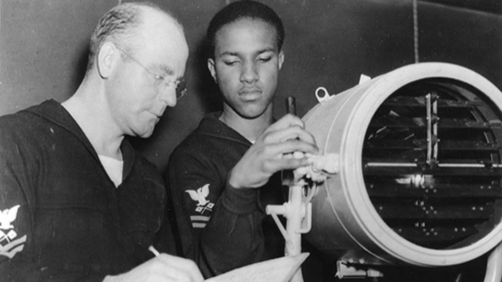 USS Mason (DE-529). Signalman Second Class Julius Holmes receives Signal lamp instruction from SM1c Ernest V. Alderman (left), during training for Mason's crew at the Norfolk Naval Training Station, Virginia, 3 January 1944.


Original caption: